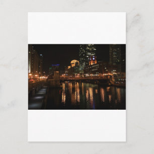 Postal Destino del edificio nocturno de Chicago Illinois