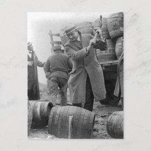 Postal Destruyendo barriles de cerveza, 1924