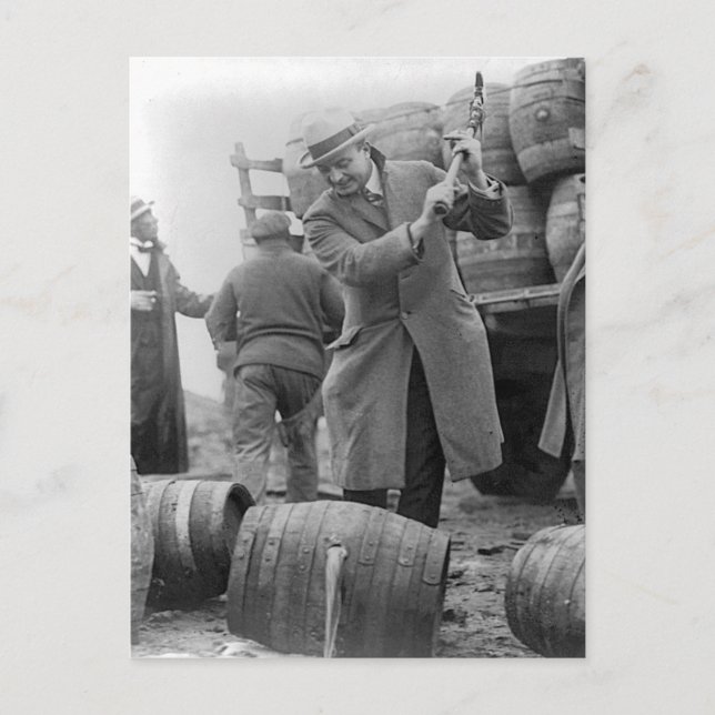 Postal Destruyendo barriles de cerveza, 1924 (Anverso)