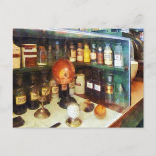 Postal Detrás del mostrador en la farmacia