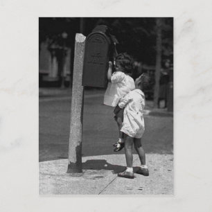 Postal Deux enfants postant une letter