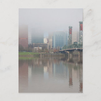 Postal Día de la niebla a lo largo de Portland O Waterfro