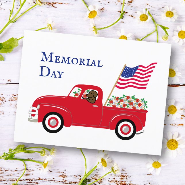 Postal Día de los Caídos Labrador Chocolate Camión Rojo (Chocolate Labrador Memorial Day Postcard for Labrador Owners.  The US Flag and Red Truck design.)