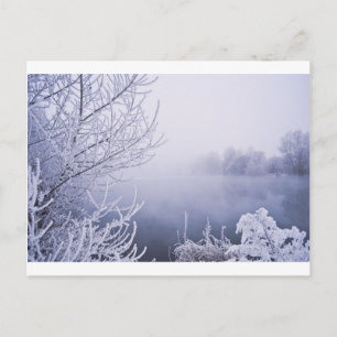 Postal Día del invierno en niebla junto al río