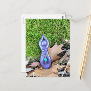 Postal Diosa púrpura en la hoja de otoño de Woods y en el