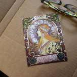 Postal Diosa zodiaca<br><div class="desc">Alphonse Mucha, un célebre artista del movimiento Art Nouveau, es ampliamente reconocido por sus diseños de calendario inspirados en la astrología, que cautivan a los espectadores con intrincadas y simbólicas interpretaciones del zodiaco. El distintivo estilo Art Nouveau de Mucha, marcado por líneas fluidas y motivos etéreos, florales, integra perfectamente los...</div>
