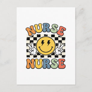 Postal Diseño de camisa a cuadros sonriente de enfermera
