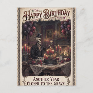 Postal Diseño de cumpleaños gótico con esqueleto brindand
