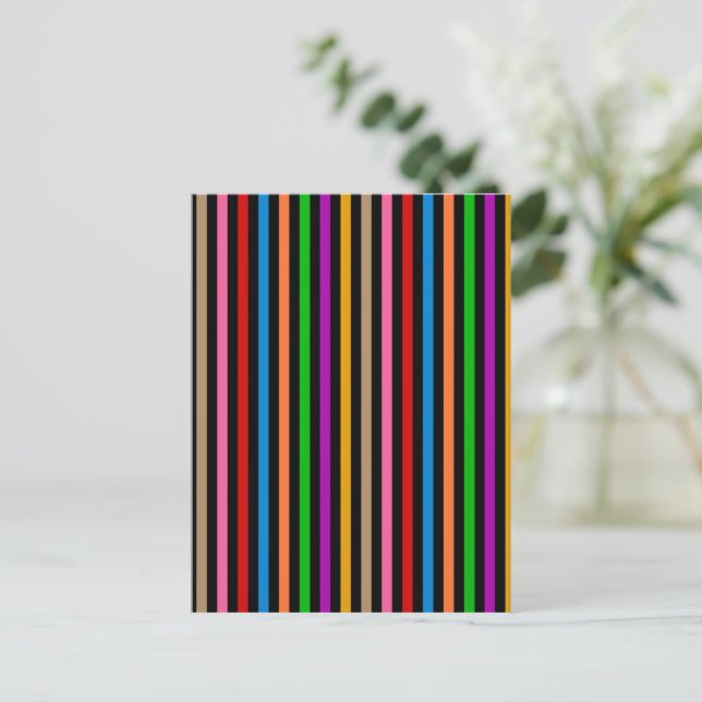 Postal Diseño de rayas de arcoíris coloridas - negro  (Anverso de pie)