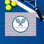 Postal Diseño personalizado de tenis y Chevron azul y ros<br><div class="desc">Tarjetas de post/nota personalizado con un diseño personalizado de racquet de tenis y fondo con motivos de chevron azul y rosa. Las raquetas de tenis cruzadas se centran en un círculo azul y blanco que está monogramado con tu nombre o iniciales. El círculo se sitúa sobre un fondo con motivos...</div>