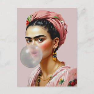 Postal Diva con bufanda floral soplando chicle