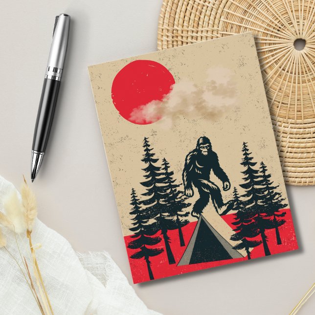 Postal Diviértete Cumpleaños Bigfoot Vintage Camping Bosq (Subido por el creador)