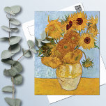 Postal Doce Sunflowers Vincent Van Gogh<br><div class="desc">Una postal de arte fino con la pintura al óleo,  Vase con doce girasoles (1888),  de Vincent van Gogh (1853-1890). Un jarrón de piedra con flores amarillas sobre un fondo azul claro.</div>