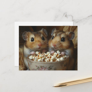Postal Dos adorables hámsters con palomitas de maíz