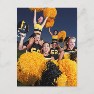 Postal Dos animadores sobre los hombros del fútbol