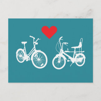 Postal Dos bonitas bicicletas de cosecha antigua encuentr