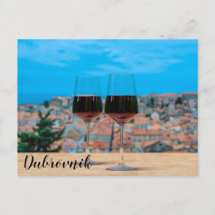 Postal Dos copas de vino tinto con vistas a Dubrovnik
