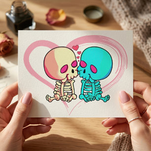 Postal Dos esqueletos románticos besándose con el corazón