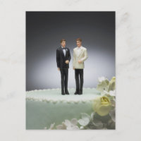 Dos figuras de novio encima del pastel de boda