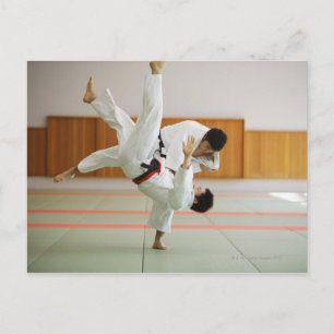 Postal Dos hombres compitiendo en un Judo Match 3