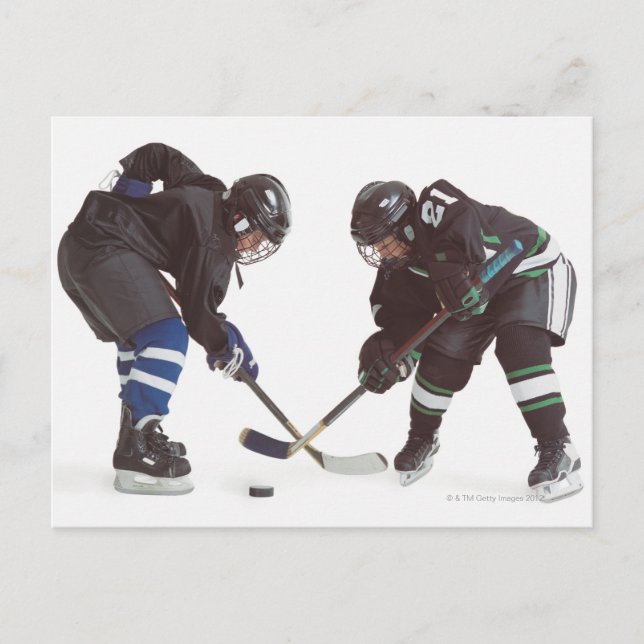 Postal dos jugadores caucásicos de hockey que llevan pues (Anverso)