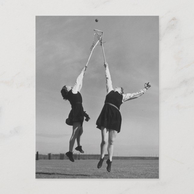 Postal Dos jugadores de lacrosse saltan para la pelota. (Anverso)