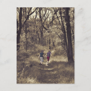 Postal Dos niños en un sendero forestal