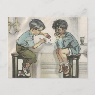 Postal Dos niños pequeños jugando con dados