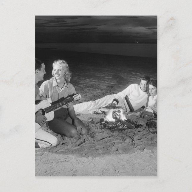 Postal Dos parejas en la playa sentadas alrededor de una  (Anverso)