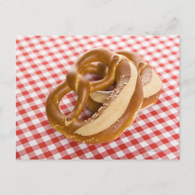 Postal Dos pretzel sobre manteles de cuadros (Anverso)