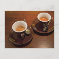 dos tazas de café espresso recién hecho en un