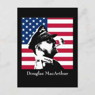 Postal Douglas MacArthur y la bandera americana