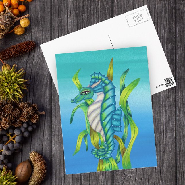 Postal Dragón marino mágico Caballo de algas verdes (Fantasy seahorse / dragon with horns in green seaweed watery background postcard.)