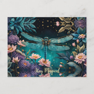 Postal Dragonfly en un jardín de flores por la noche