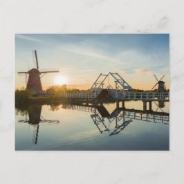Postal Drawbridge y molinos de viento al atardecer en Hol