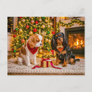 Postal Dúo de spaniel junto al árbol de Navidad acogedor