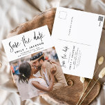Postal Edición Guardar la foto manuscrita de fecha<br><div class="desc">Editable Moderno y Elegante Foto manuscrita Guardar la tarjeta Boda de fecha. La tarjeta de invitación para guardar la fecha incluye una moda y una tipografía elegante con un diseño simple y minimalista sobre un fondo blanco al que se puede añadir la imagen de fotografía de compromiso personalizada.</div>