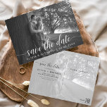 Postal Edición Guardar la foto manuscrita de fecha blanca<br><div class="desc">Boda manuscrita Guarda las tarjetas de fecha que tienen una foto en la parte delantera y trasera. Las tarjetas Save the Date Fall, Autumn, Winter, Spring o Summer contienen una moderna tipografía de escritura cursiva con letras a mano que son elegantes, simples y modernas para usar después de la minimalista...</div>