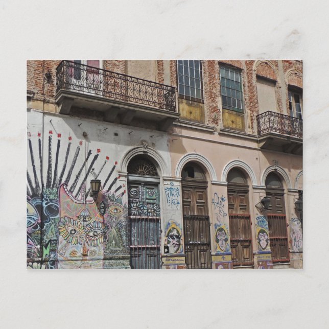 Postal Edificio antiguo con balcones grafitis y puertas (Anverso)