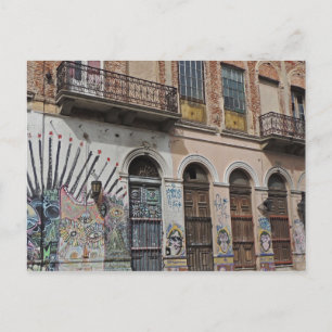 Postal Edificio antiguo con puertas y graffitis con balco