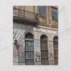 Postal Edificio antiguo con puertas y graffitis con balco