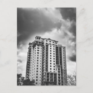Postal Edificio de gran altura en blanco y negro