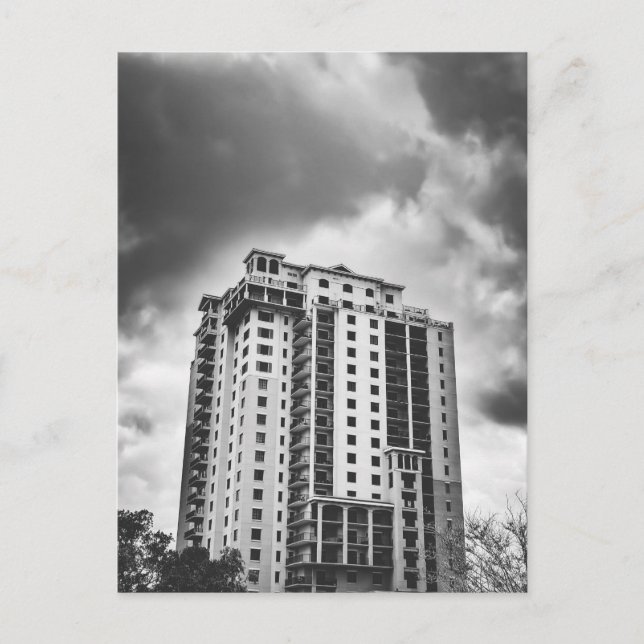 Postal Edificio de gran altura en blanco y negro (Anverso)