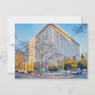 Postal Edificio de la ciudad y árboles otoñales de la cal