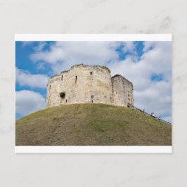 Postal Edificio histórico de Clifford's Tower en York.