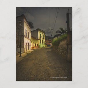Postal Edificios adoquinados de carreteras y amarillos en