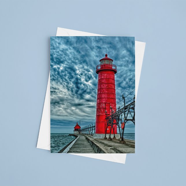 Postal EE. UU., Grand Haven, Michigan, faro (Postcard on table)