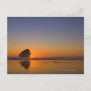 Postal EE. UU., Oregón, playa con roca apilada