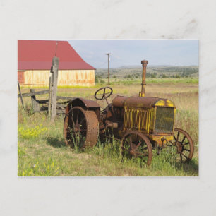 Postal EE. UU., Oregón, Shaniko. Tractor viejo oxidado en