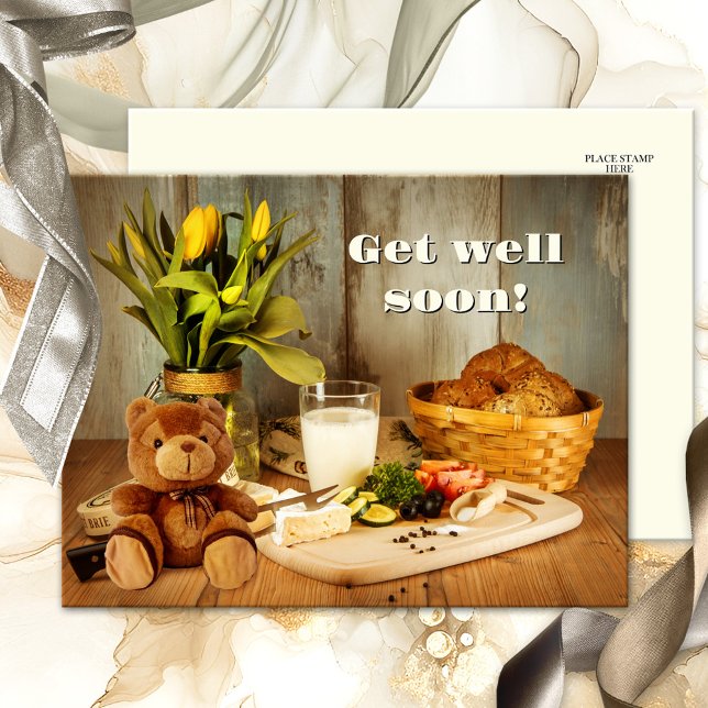Postal El abrazo del oso grande se pone bien pronto posta (Retro get well soon postcard featuring a cute teddy bear at a table with fresh food and flowers)